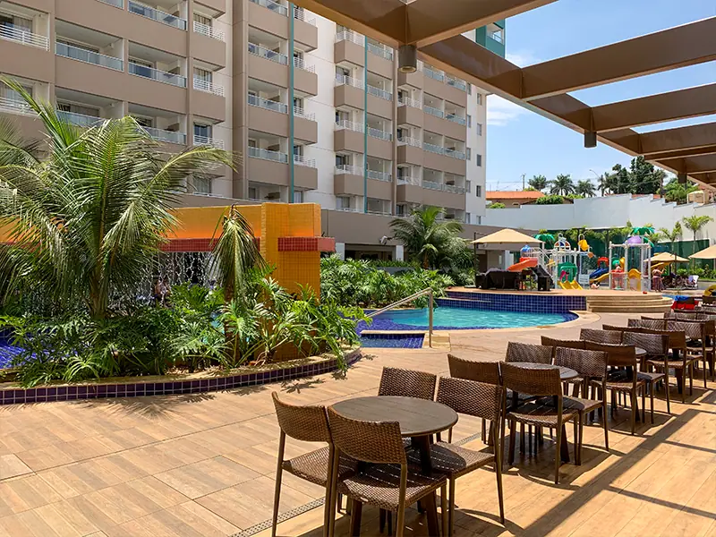 Mesas ao lado das piscinas no Enjoy Olímpia Park Resort
