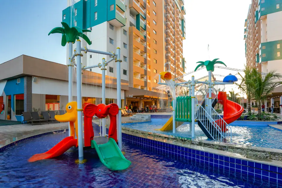 Brinquedo aquático infantil com escorregadores no Enjoy Olímpia Park Resort