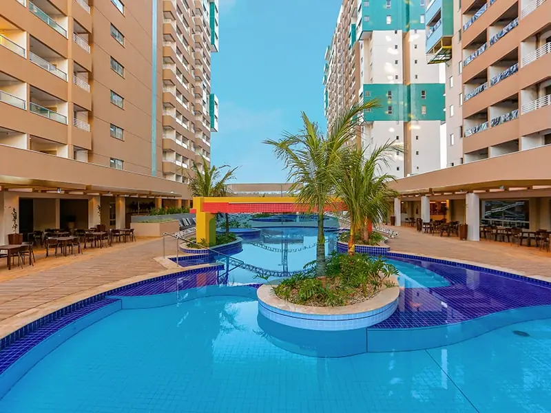 Piscina central entre as torres do Enjoy Olímpia Park Resort