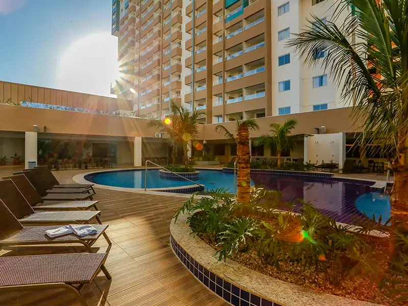 Área de piscinas com espreguiçadeiras ao fim da tarde no Enjoy Olímpia Park Resort