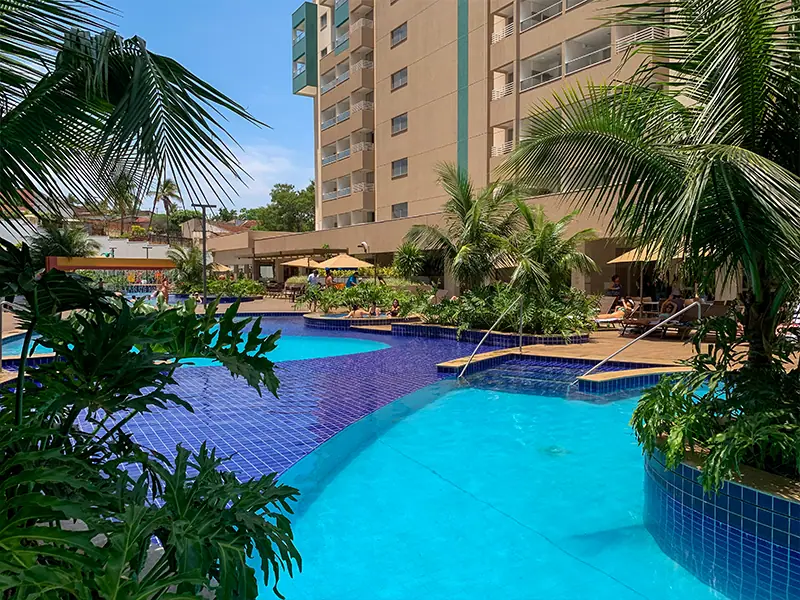 Piscina com coqueiros no Enjoy Olímpia Park Resort
