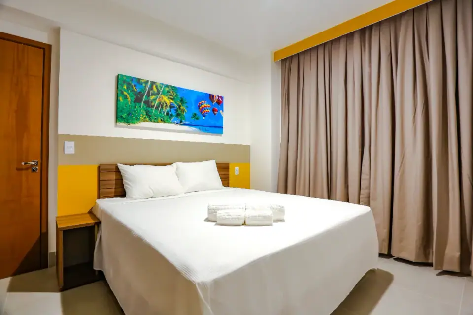 Quarto com cama de casal em suíte do Enjoy Olímpia Park Resort