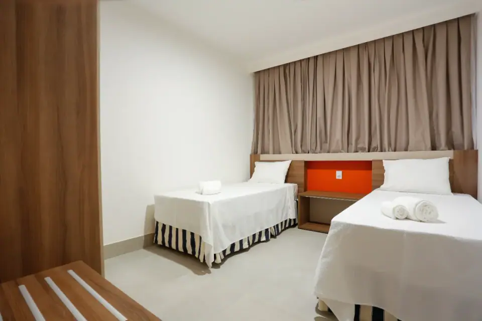 Quarto com camas de solteiro em suíte do Enjoy Olímpia Park Resort