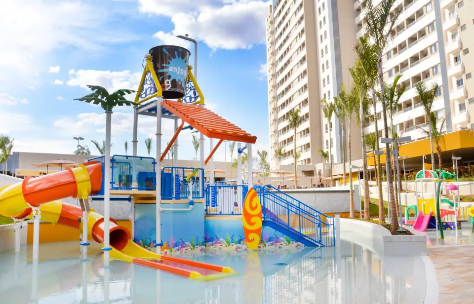 Brinquedo aquático com balde e escorregadores no Enjoy Solar das Águas Park Resort