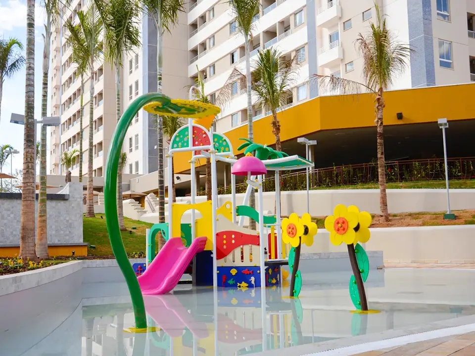 Brinquedo aquático infantil com flores e escorregadores no Enjoy Solar das Águas Park Resort