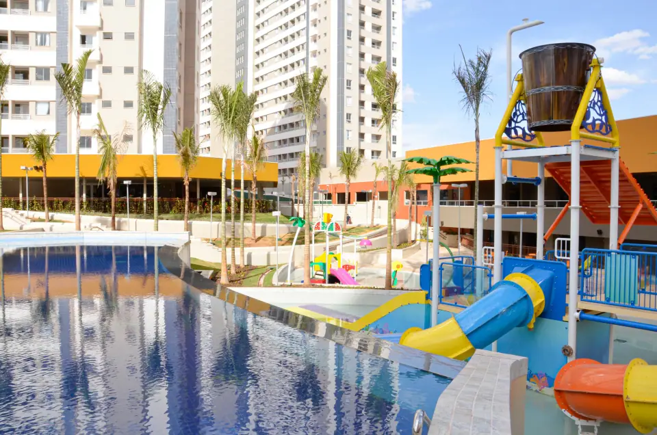 Piscina com brinquedo aquático e coqueiros no Enjoy Solar das Águas Park Resort