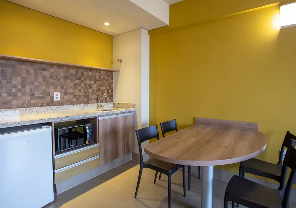 Cozinha americana com mesa em suíte do Enjoy Solar das Águas Park Resort