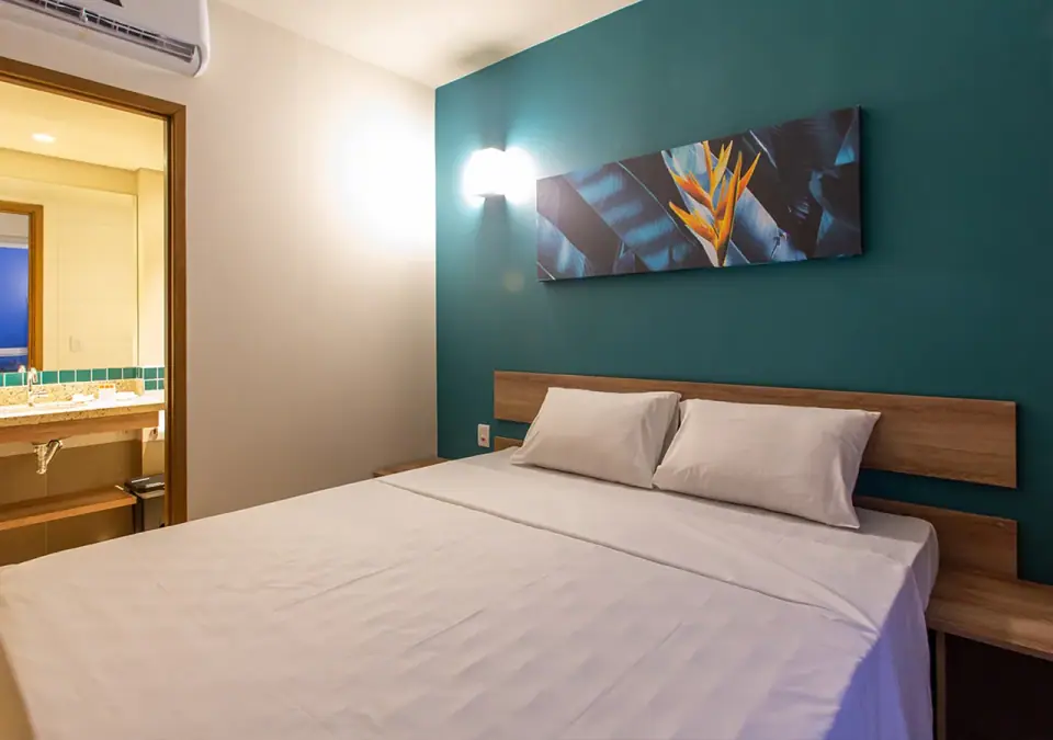 Quarto com cama de casal em suíte do Enjoy Solar das Águas Park Resort