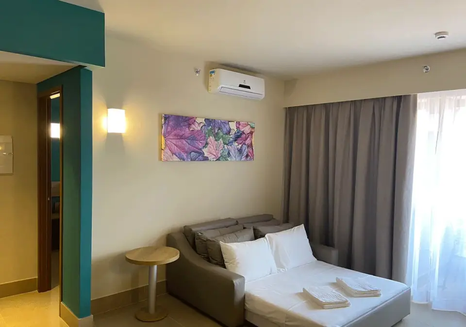 Sala com sofá-cama em suíte do Enjoy Solar das Águas Park Resort