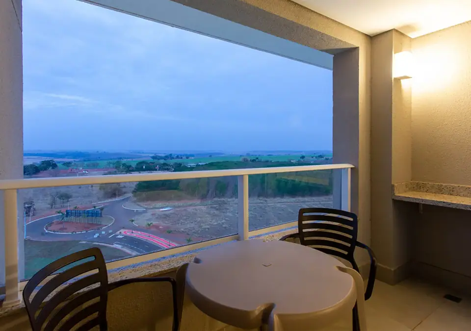 Varanda com mesa em suíte do Enjoy Solar das Águas Park Resort