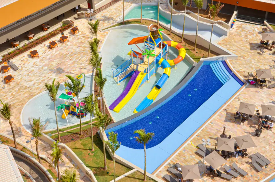 Vista aérea das piscinas e brinquedos aquáticos do Enjoy Solar das Águas Park Resort
