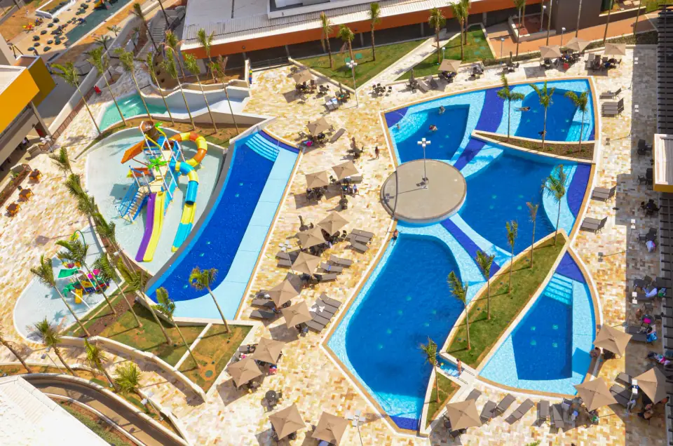 Vista aérea das piscinas do Enjoy Solar das Águas Park Resort